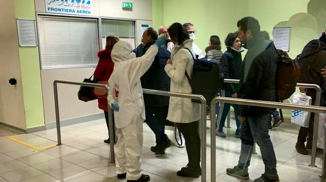 controllo coronavirus aeroporto