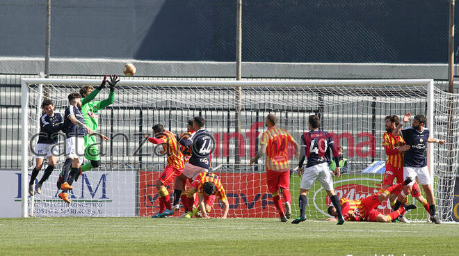 Catanzaro Calcio Riecco Il Muro In Difesa Torna Il Miglior Trio Del Campionato Catanzaroinforma