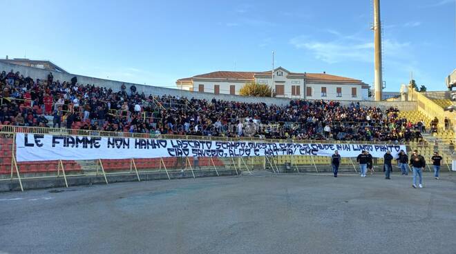 Striscione curva per morti incendio Catanzaro