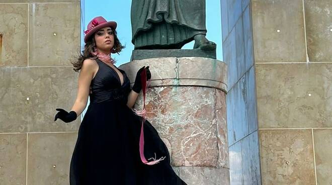 La modella catanzarese Silvia Felicetta veste i cappelli della stilista ...