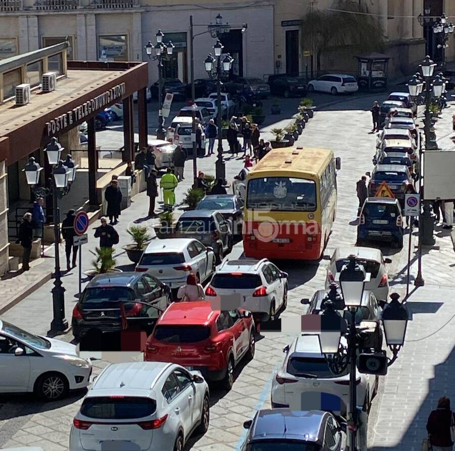 Auto davanti posta centrale Catanzaro